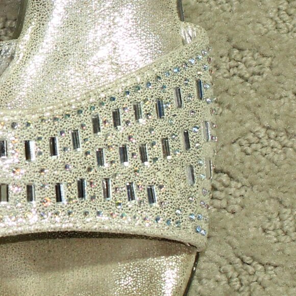 Kenneth Cole Reaction Women's 5 Silver Beaded 2.5" Clear Acrylic Block Heels - Picture 9 of 9